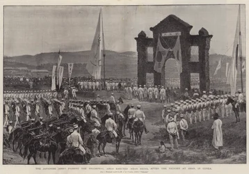 El ejército japonés pasando el Arco de Triunfo erigido cerca de Seúl después de la victoria en Asan, en Corea